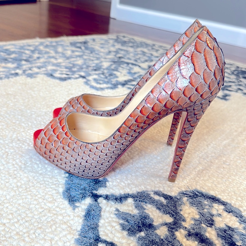 Christian Louboutin Coral Python Fairytale Peep Toe Pumps Size 39